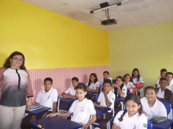 Professora Socorro Carvalho recepciona alunos da Escola Pequeno Príncipe na volta às aulas