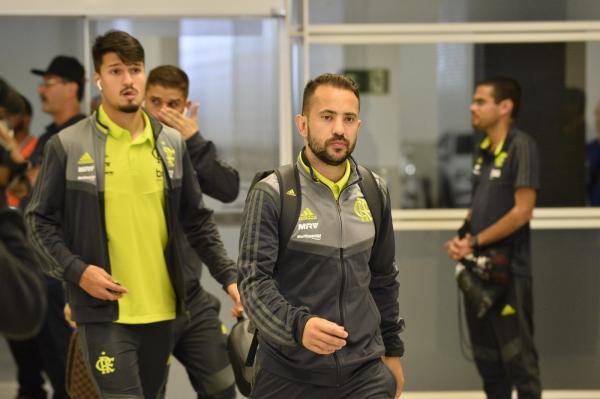 Flamengo confirma desfalques de Everton Ribeiro e Vitinho e chama jovem de última hora ao Equador