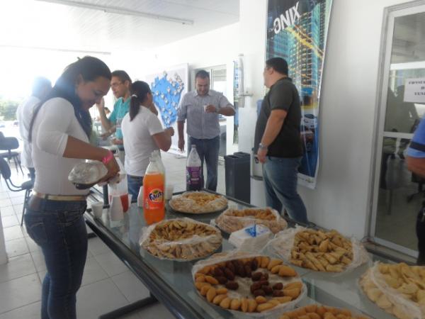 Taxistas participam de caf&eacute; da manh&atilde; em concession&aacute;ria de ve&iacute;culos de Floriano.(Imagem:FlorianoNews)
