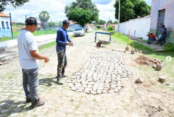 Prefeitura de Floriano retoma serviços de tapa-buracos com melhorias em bairros da cidade