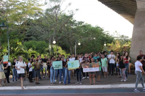 Manifestantes fazem protesto em defesa da Amazônia em Teresina