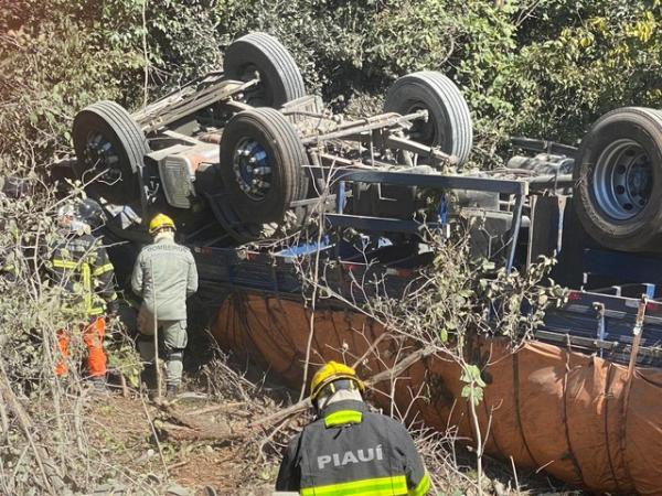 Motorista fica preso às ferragens e morre em acidente com caminhões no Piauí
