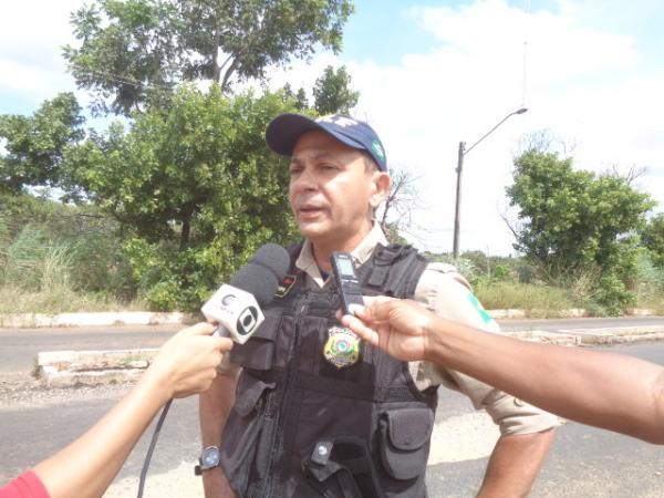 Blitz da PRF e Conselho Tutelar conscientiza motoristas na Campanha