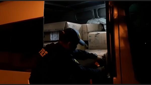 Homens são presos suspeitos de transportar carga com 40 mil maços de cigarro em van no PI
