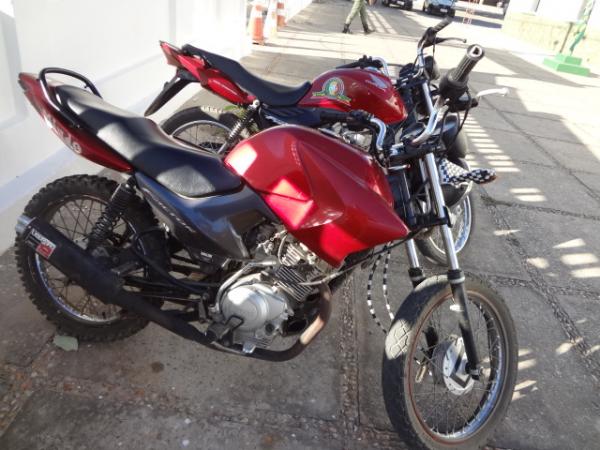 Pol&iacute;cia Militar apreendeu duas motos descaracterizadas no fim de semana.(Imagem:FlorianoNews)