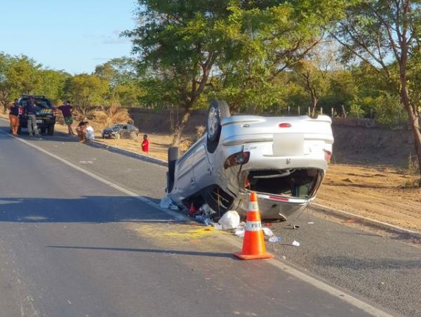 Mulher fica gravemente ferida após carro capotar e colidir com outro na BR-316, em Teresina