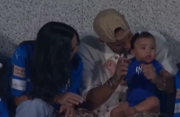 Neymar leva Mavie ao estádio e participa de festa do título do Al-Hilal