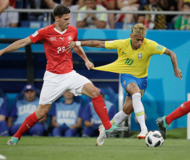 Suíço minimiza faltas em Neymar e diz que brasileiro "também cai muito"