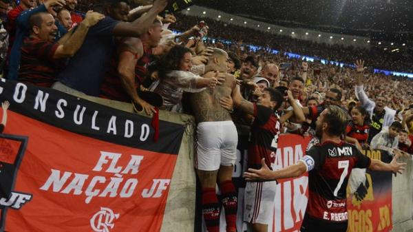 Gabigol comemora com torcida do Flamengo em final da Ta&ccedil;a Guanabara.(Imagem:Andr&eacute; Dur&atilde;o)