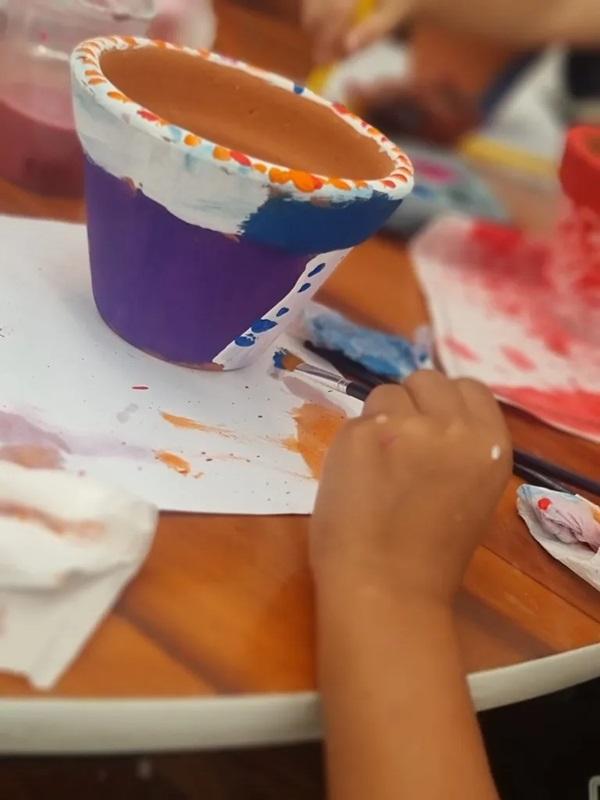 Crian&ccedil;as pintaram vasos para presentear as m&atilde;es em abrigo de Porto Alegre (Imagem:Arquivo pessoal)