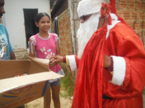 Papai Noel promoveu manh&atilde; de alegria com distribui&ccedil;&atilde;o de bombons em Floriano.(Imagem:FlorianoNews)