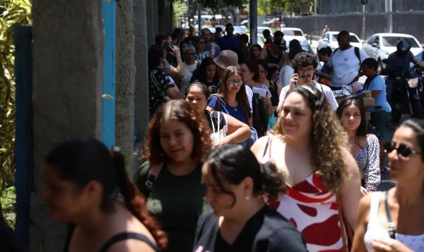 Professores chegam ao Colégio Estadual Julia Kubitschek para a realização Prova Nacional do Docente (PND).(Imagem:Tomaz Silva/Agência Brasil)