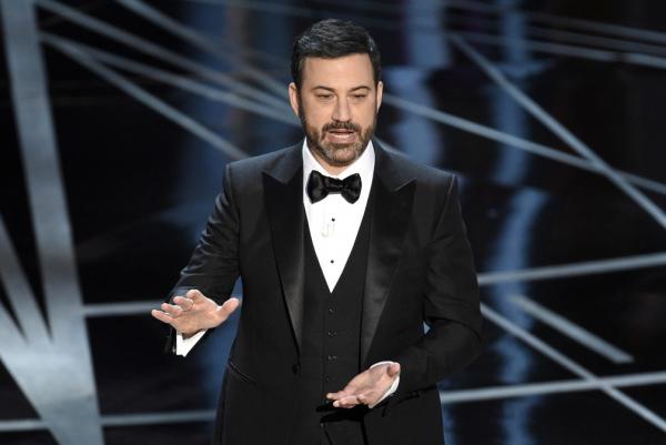 Jimmy Kimmel e James Corden gravam talk shows de casa após apelo por suspensão de filmagens em Holly
