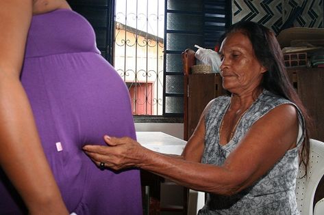 Parteiras podem evitar dois terços das mortes de mães e recém-nascidos