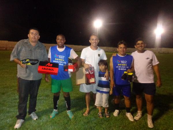 Prefeitura de Bar&atilde;o de Graja&uacute; realizou entrega de chuteiras &agrave; Sele&ccedil;&atilde;o masculina.(Imagem:FlorianoNews)