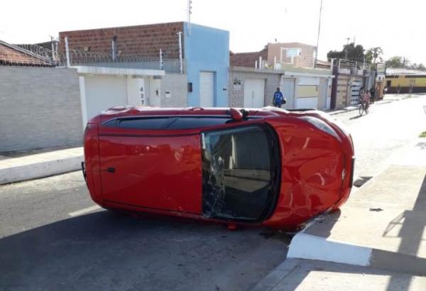 Veículo tomba e deixa motorista ferido em Floriano
