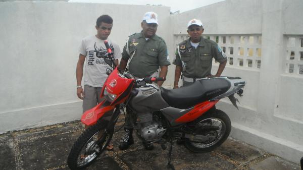 Pol&iacute;cia Militar recuperou moto roubada em Floriano.(Imagem:FlorianoNews)