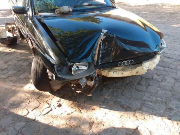 Motorista perde controle do autom&oacute;vel e bate contra muro em Floriano.(Imagem:FlorianoNews)
