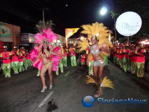 Cores, brilhos e samba no p&eacute; marcaram os desfiles das escolas de samba.(Imagem: FlorianoNews)