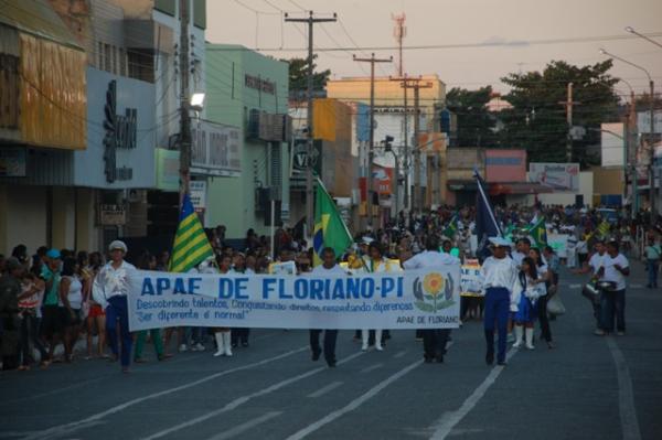 Florianenses prestigiaram o desfile cívico militar de 7 de Setembro