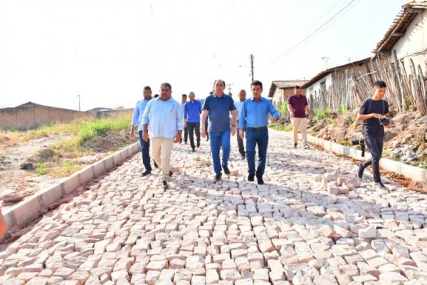 Prefeito Ant&ocirc;nio Reis visita obras de cal&ccedil;amento do projeto PlanMob.(Imagem:Secom)