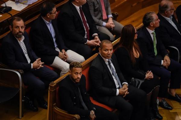 Neymar comparece a tribunal, mas é dispensado de acompanhar ação movida contra ele e o Barcelona