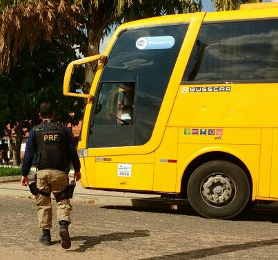 PRF flagra ônibus transportando eleitores para votar no interior do Piauí