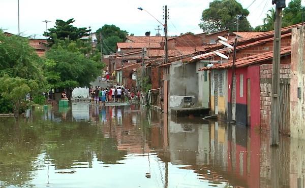 Casas atingidas pela &aacute;gua do Rio Poti na tarde deste s&aacute;bado (6) na Zona Norte de Teresina.(Imagem:TV Clube)