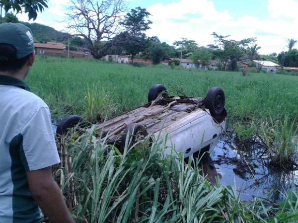 Motorista perde o controle de veículo, tomba e vai parar em lagoa na BR-343