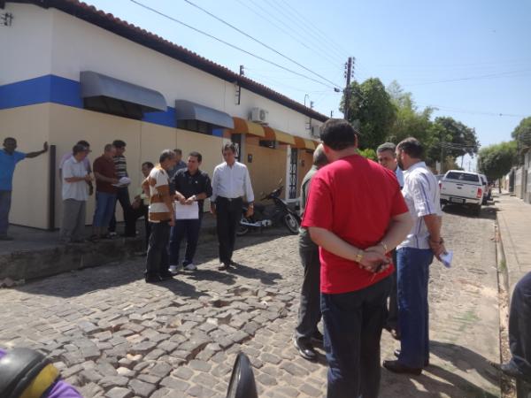 Superintendente da Codevasf visitou obras de esgotamento sanit&aacute;rio em Floriano.(Imagem:FlorianoNews)