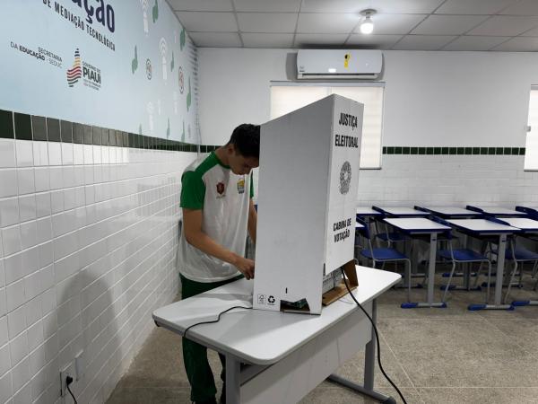 Estudantes vivem experiência do primeiro voto durante as eleições do Parlamento do Futuro