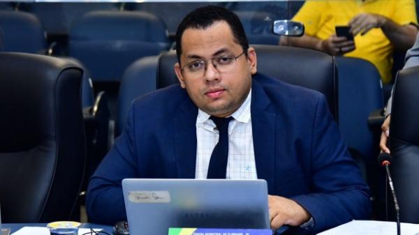 Vereador Dessim Almeida comemora a climatização da escola da localidade Amolar