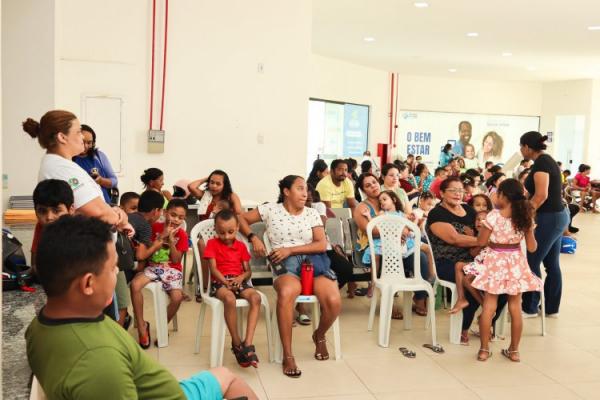 Prefeitura de Floriano e Sesapi entregam &oacute;culos gratuitos a crian&ccedil;as atendidas pela Carretinha da Sa&uacute;de(Imagem:Secom )