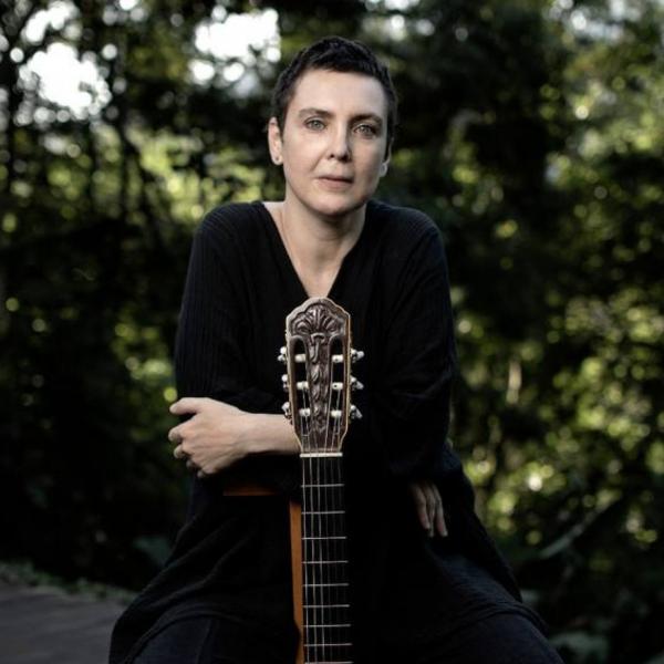 Adriana Calcanhotto corre o mundo, ao refinar emoções do isolamento no álbum ´Só´