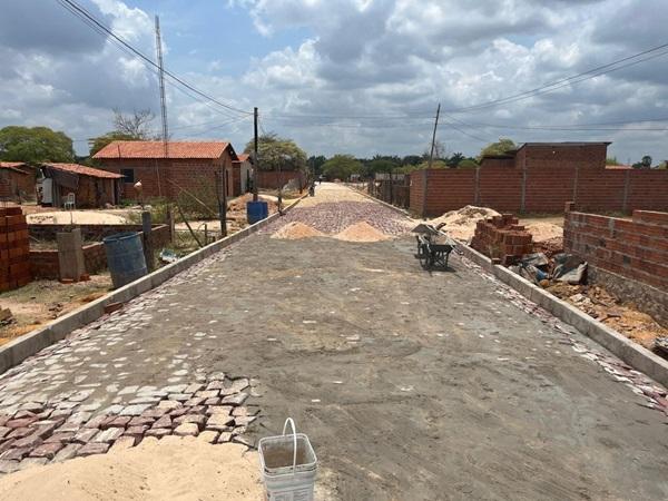 Governo investe mais de R$ 2 milhões em calçamento em Teresina e Parnaíba