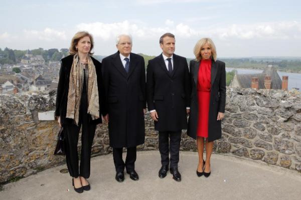 Os presidentes italiano, Sergio Mattarella, e franc&ecirc;s, Emmanuel Macron, ao lado de suas respectivas mulheres Laura Mattarella e Brigitte Macron durante as comemora&ccedil;&otilde;es.(Imagem:Philippe Wojazer, Pool via AP)
