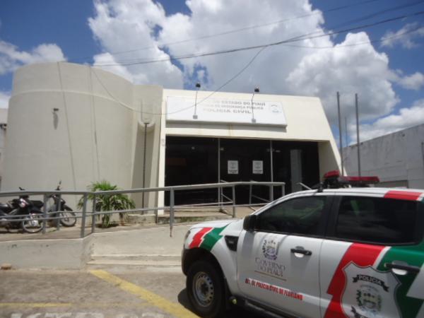 PM apreende jovens por arrombamento a unidade de ensino de Floriano