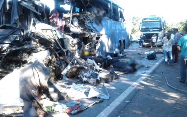Lateral do &ocirc;nibus ficou completamente destru&iacute;da.(Imagem:Corpo de Bombeiros)