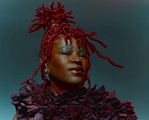 Deize Tigrona, pioneira voz feminina do funk carioca, coroa retomada da carreira com o EP "Foi eu q