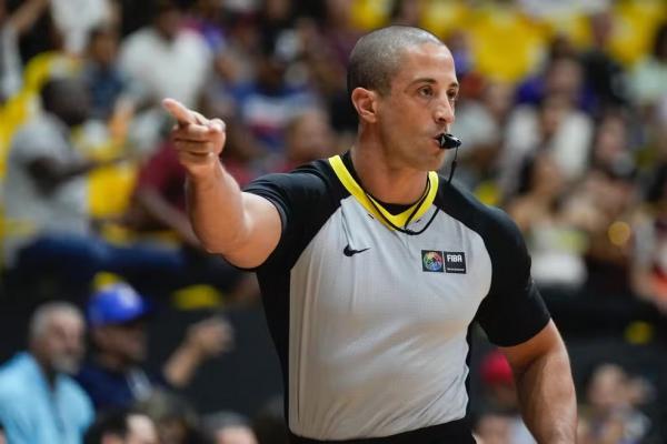 NBA: árbitro brasileiro conhecido por "mini Daronco" estreia na Summer League