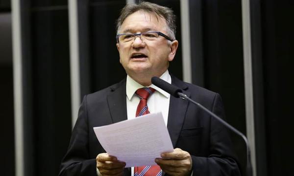 "Fora do império da Constituição, o caminho que resta é o da barbárie", afirma Merlong