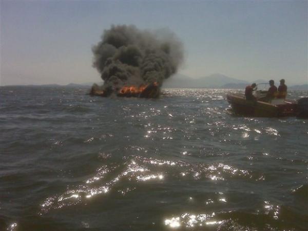 Fogo foi controlado rapidamente, segundo os bombeiros.(Imagem:Luciano A. Fabr&iacute;cio)