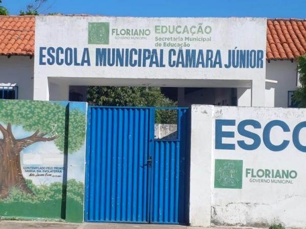 Educação e Infraestrutura retomam roço e capina nas escolas do município
