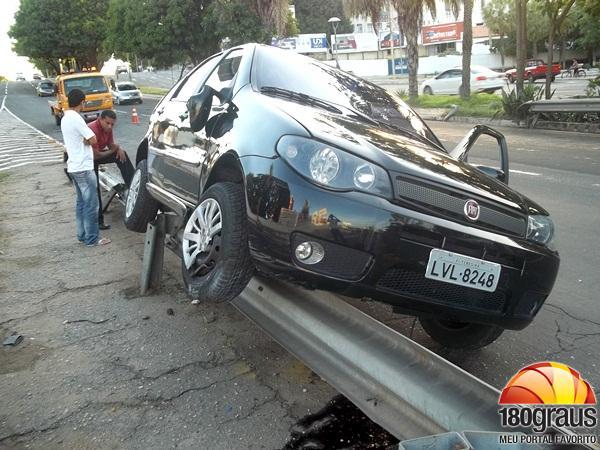 Motorista atende celular, perde o controle e avan&ccedil;a sobre prote&ccedil;&atilde;o.(Imagem:180graus)