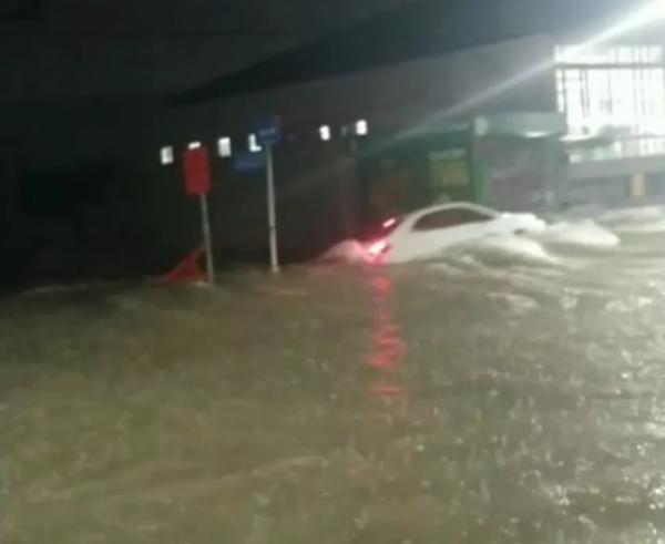 Motorista desaparece após carro ser arrastado pela água da chuva na Zona Leste de Teresina