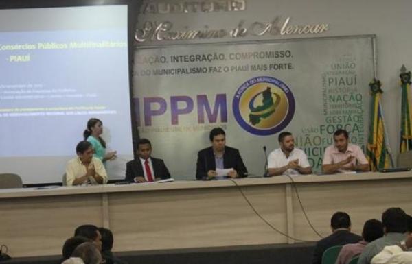 Gilberto J&uacute;nior participa de reuni&atilde;o sobre cons&oacute;rcios municipais.(Imagem:APPM)