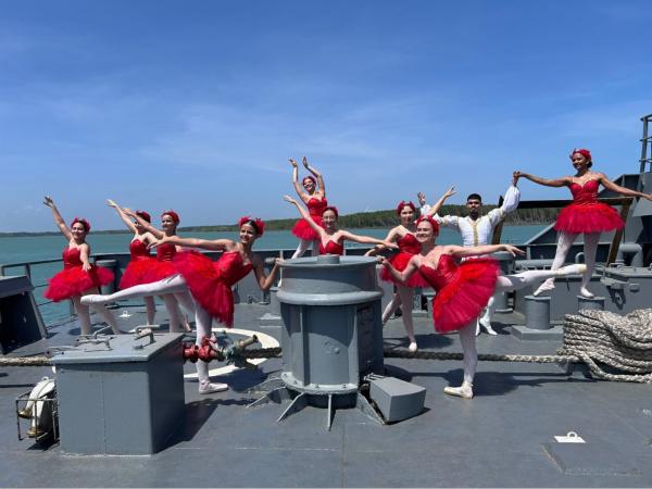 Navio-patrulha atracado no Porto Piauí recebe apresentação de bailarinos do Sesc Caixeiral