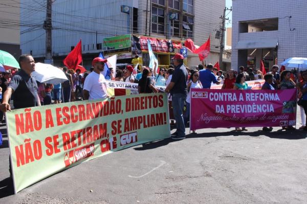 Grupos protestam contra a reforma da previdência e cortes na educação em Teresina