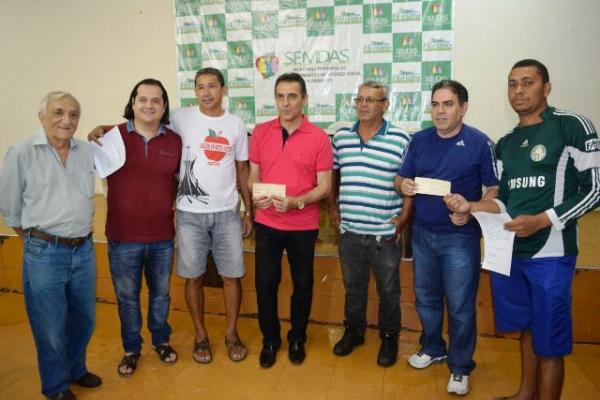  Prefeito Gilberto J&uacute;nior entrega recursos para Escolas de Samba.(Imagem:Secom)
