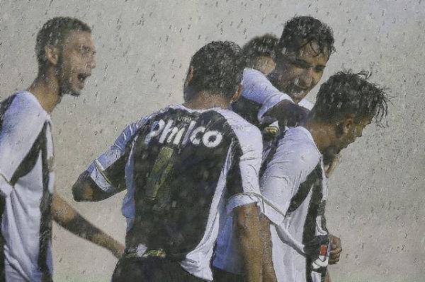 Com dilúvio e paralisação de 50 minutos, Santos goleia em estreia na Copa SP
